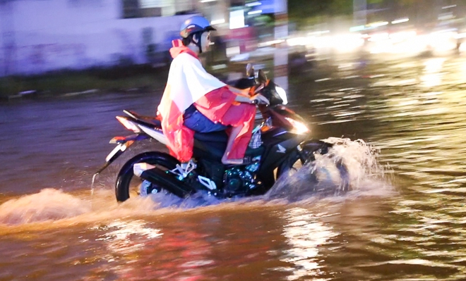 Chùm ảnh: Khu biệt thự quận 7 ở Sài Gòn chìm trong biển nước mênh mông sau cơn mưa lớn kèm sấm sét - Ảnh 3.