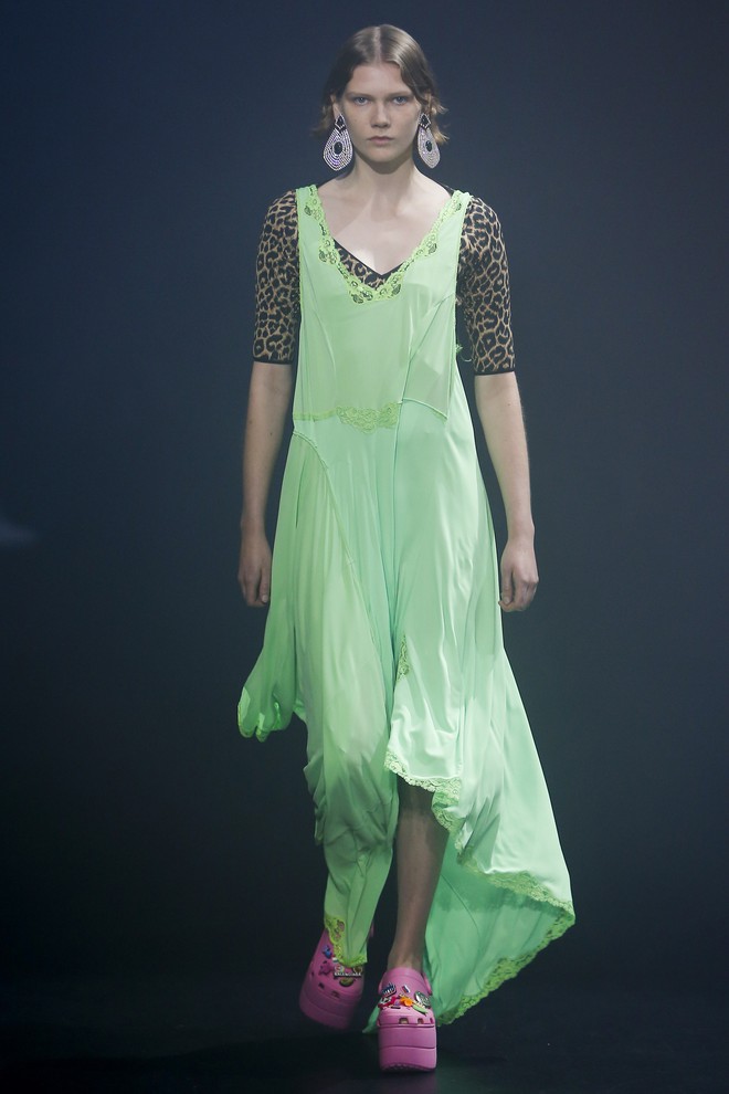Balenciaga kết hợp với Crocs cho ra mắt mẫu dép đi mưa khó tả nhất mùa Paris Fashion Week năm nay  - Ảnh 2.