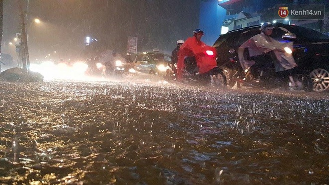 Đường phố Sài Gòn ngập lênh láng sau cơn mưa lớn đêm Trung thu, nhiều phương tiện chết máy giữa biển nước - Ảnh 1.