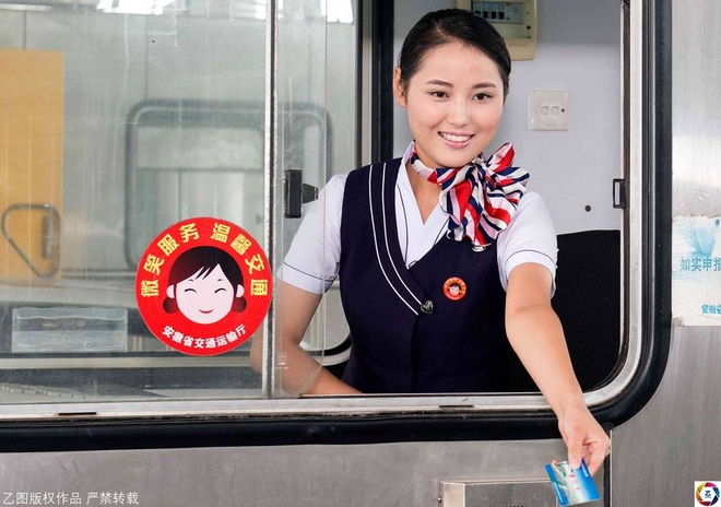 Trung Quốc: Nữ nh&acirc;n vi&ecirc;n so&aacute;t v&eacute; cười đến 8.000 lần/ng&agrave;y vẫn tươi như hoa, t&agrave;i xế mong muốn nộp th&ecirc;m ph&iacute; - Ảnh 1.