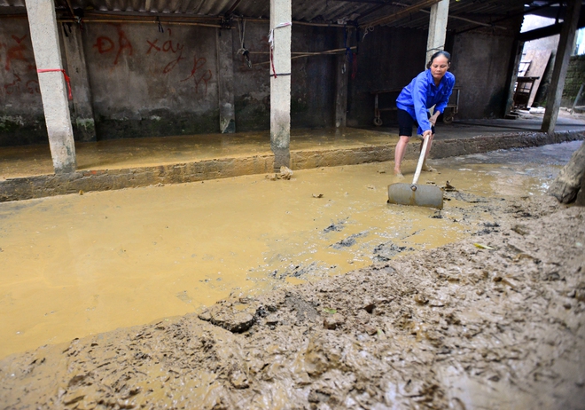 Chùm ảnh: Sau gần 1 tuần sống trong cảnh ngập lụt cô lập, người dân Chương Mỹ bắt tay vào dọn dẹp bùn đất - Ảnh 2.