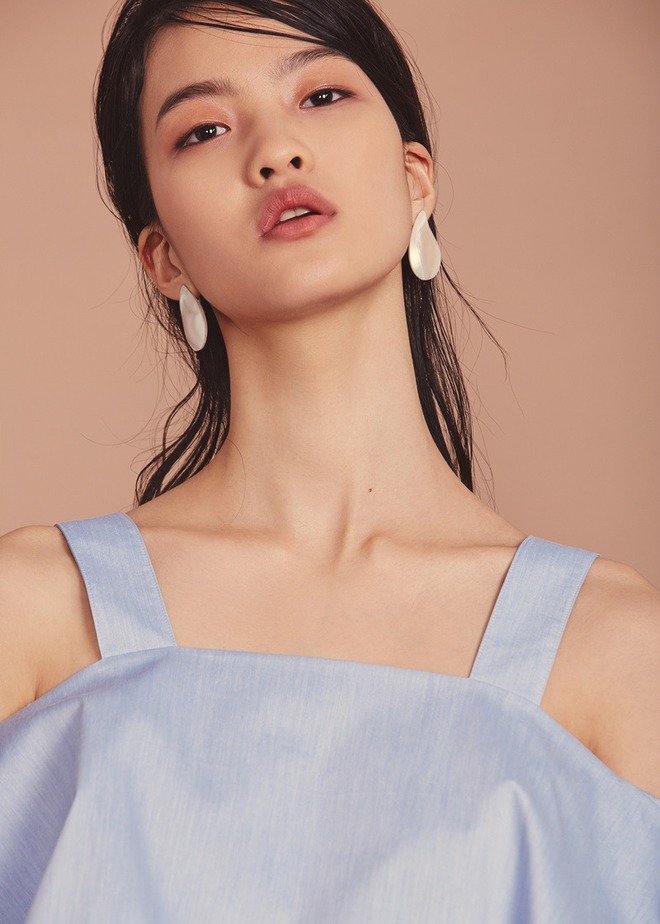 Cô nàng 17 tuổi với khuôn mặt lệch chuẩn V-line này là mẫu Hàn duy nhất được Vogue Mỹ chú ý tại Seoul Fashion Week vừa qua - Ảnh 3.