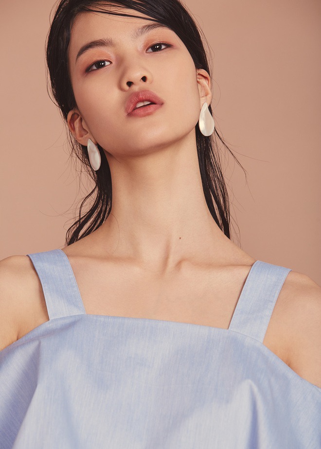 C&ocirc; n&agrave;ng 17 tuổi với khu&ocirc;n mặt lệch chuẩn V-line n&agrave;y l&agrave; mẫu H&agrave;n duy nhất được Vogue Mỹ ch&uacute; &yacute; tại Seoul Fashion Week vừa qua - Ảnh 3.