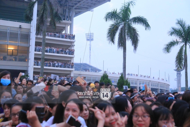 Biển người chờ đón Lee Kwang Soo - Haha tại Mỹ Đình, nhiều fan ngất vì không chịu được sức ép khủng khiếp - Ảnh 3.
