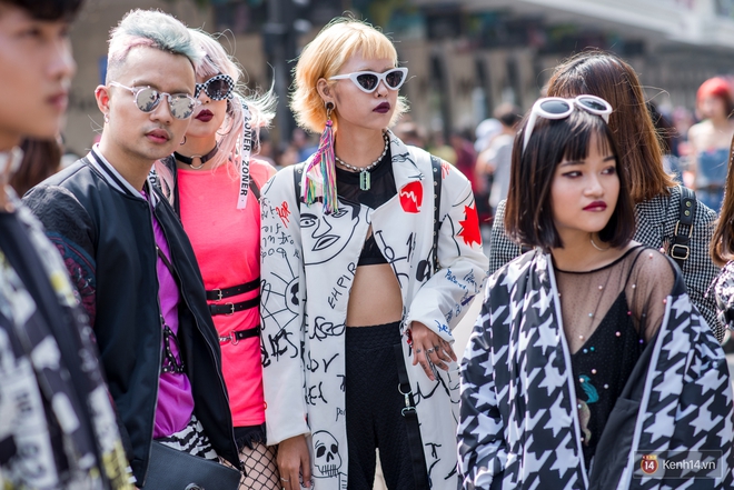 Street style ng&agrave;y đầu VIFW: Giới trẻ H&agrave; Nội ăn vận lồng lộn hơn hẳn năm trước, c&aacute;c nh&oacute;c t&igrave; mặc chất g&acirc;y b&atilde;o phố đi bộ - Ảnh 4.