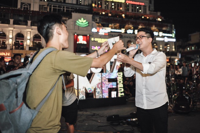 H&agrave; Nội: &Acirc;m nhạc ngập tr&agrave;n kh&ocirc;ng gian bờ Hồ những ng&agrave;y cuối thu - Ảnh 2.
