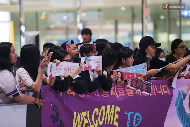 Fan Việt tập trung đông với băng rôn, chờ mợ ngố Song Ji Hyo xuất hiện tại sân bay Tân Sơn Nhất - Ảnh 2.