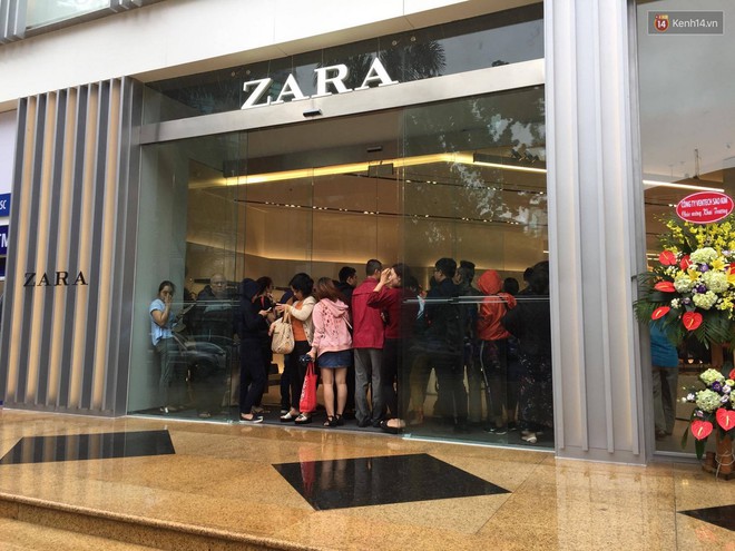 Zara Hà Nội khai trương: Tới trưa khách đông nghịt, ai cũng nô nức mua sắm như đi trẩy hội - Ảnh 13.
