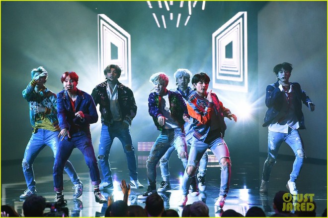 Sân khấu khiến Kpop fan phổng mũi nhất năm 2017: BTS khuấy động khán giả Mỹ tại AMAs 2017 - Ảnh 4.
