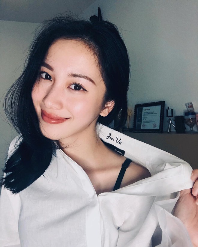 Jun Vũ ơi, sao dự thảm đỏ MAMA lại diện v&aacute;y như đồng phục ph&ugrave; d&acirc;u ở trung t&acirc;m tiệc cưới v&agrave; c&ograve;n x&aacute;ch v&ograve;ng hoa thế kia? - Ảnh 2.
