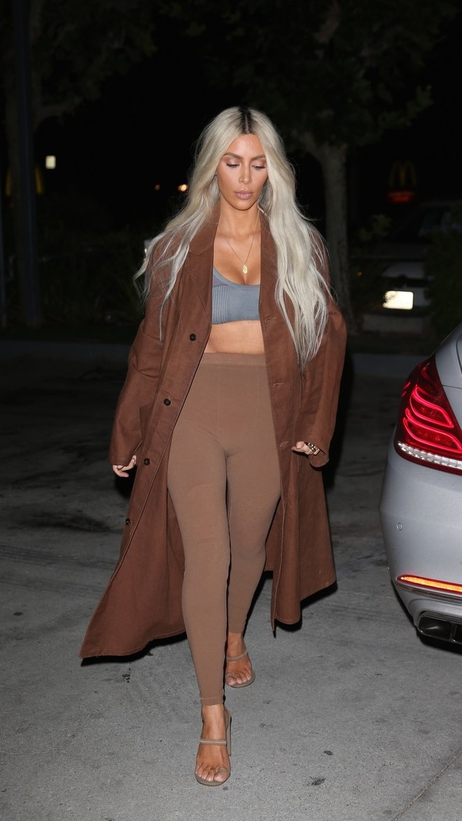 H&oacute;a ra suốt thời gian qua, Kim Kardashian đ&atilde; li&ecirc;n tục diện thiết kế mới nhất từ BST Yeezy Season 6 m&agrave; kh&ocirc;ng ai biết - Ảnh 6.