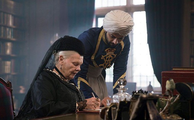 Victoria and Abdul - Tình bạn hoàng gia giữa ổ kền kền - Ảnh 2.