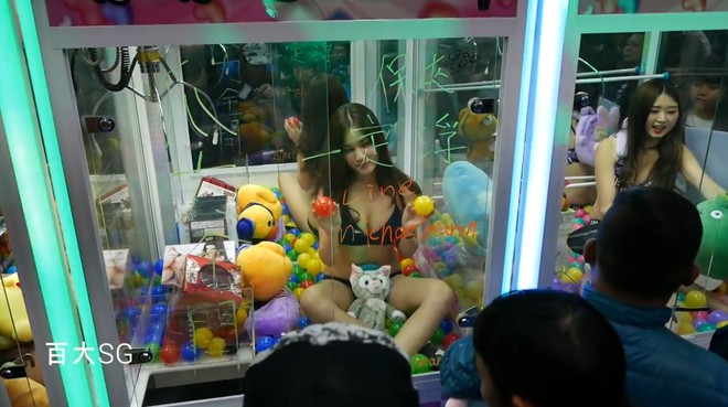 Những cỗ máy gắp người mẫu bikini ở Trung Quốc bị dư luận ném đá tơi tả - Ảnh 2.