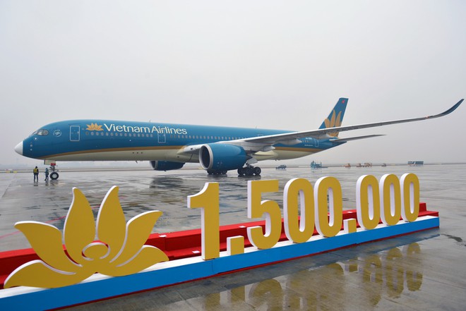Vừa xuống s&acirc;n bay, h&agrave;nh kh&aacute;ch ngỡ ng&agrave;ng khi được tặng hoa, chụp ảnh v&igrave; l&agrave; kh&aacute;ch bay thứ 94 triệu - Ảnh 2.
