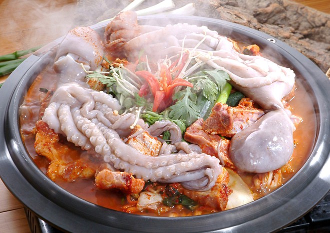 Lẩu bạch tuộc ngoe nguẩy ở Hàn Quốc: Một lần nếm thử sẽ không bao giờ dám quên - Ảnh 1.