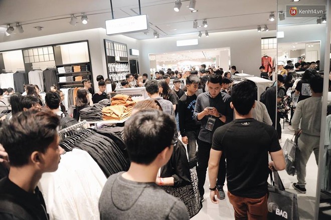 Khai trương H&M Hà Nội: Có hơn 2.000 người đổ về, các bạn trẻ vẫn phải xếp hàng dài chờ được vào mua sắm - Ảnh 23.