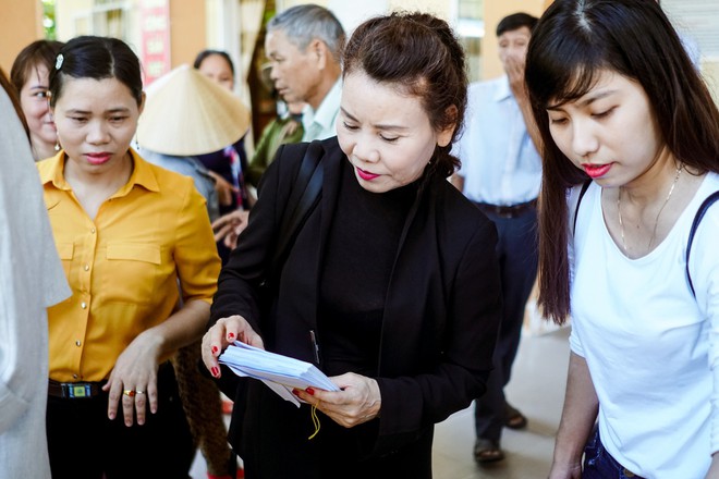 Hồ Ngọc Hà cùng mẹ về miền Trung hỗ trợ bà con sau bão Damrey - Ảnh 18. Hồ Ngọc Hà cùng mẹ về miền Trung hỗ trợ bà con sau bão Damrey - Ảnh 18.