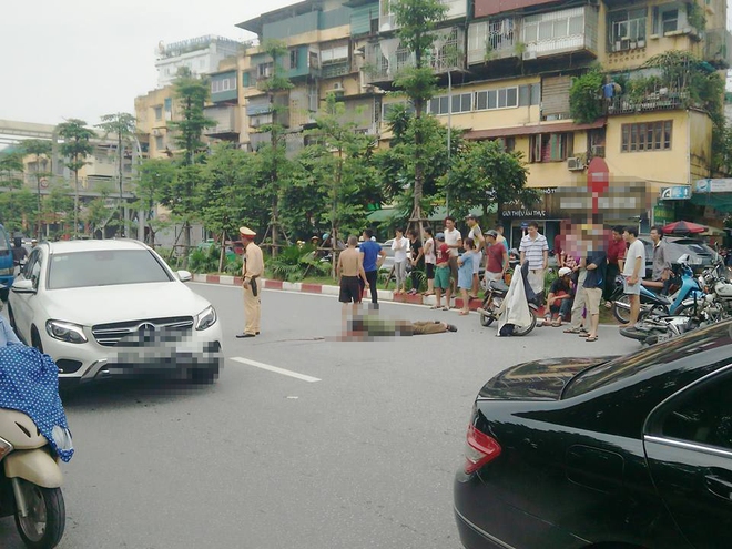 Hà Nội: 2 xe máy va chạm, người đàn ông không đội mũ bảo hiểm nhập viện trong tình trạng nguy kịch - Ảnh 2.