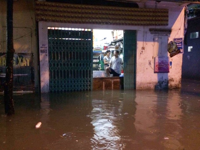 Chùm ảnh: Hà Nội ngập nặng sau cơn mưa chiều tối, đời sống người dân đảo lộn - Ảnh 3.