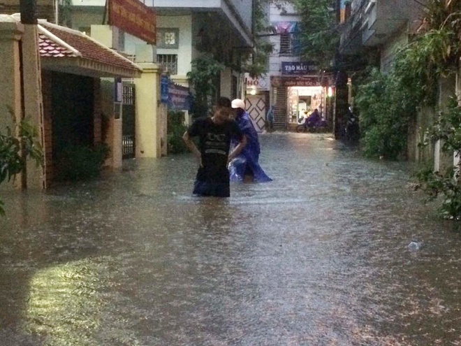 Chùm ảnh: Hà Nội ngập nặng sau cơn mưa chiều tối, đời sống người dân đảo lộn - Ảnh 10.