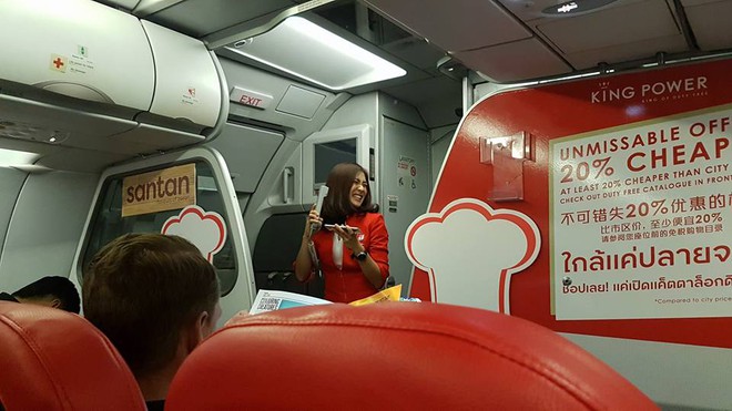 M&aacute;y bay bị delay v&agrave; đ&acirc;y l&agrave; c&aacute;ch nữ tiếp vi&ecirc;n xinh đẹp khiến h&agrave;nh kh&aacute;ch kh&ocirc;ng ai tức giận - Ảnh 2.