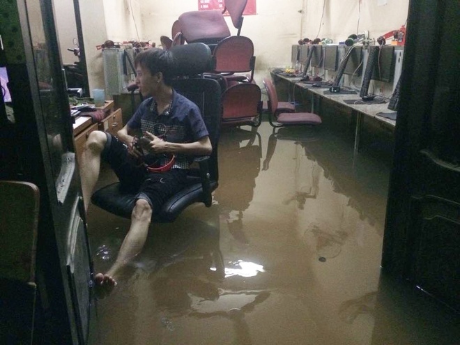 Chùm ảnh: Hà Nội ngập nặng sau cơn mưa chiều tối, đời sống người dân đảo lộn - Ảnh 7.
