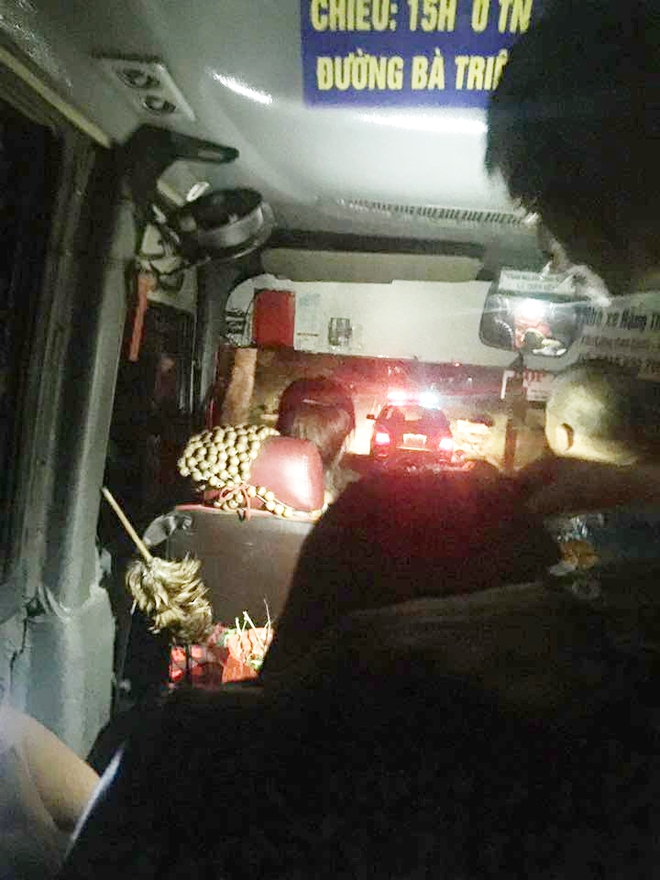 Chuyến xe đặc biệt: CSGT dẫn đường cho xe khách bị hỏng đèn qua đoạn đèo dốc nguy hiểm khi trời tối - Ảnh 3.