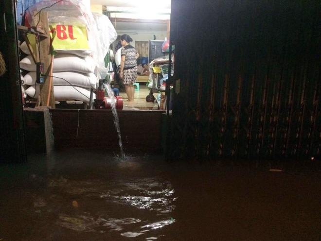 Chùm ảnh: Hà Nội ngập nặng sau cơn mưa chiều tối, đời sống người dân đảo lộn - Ảnh 9.