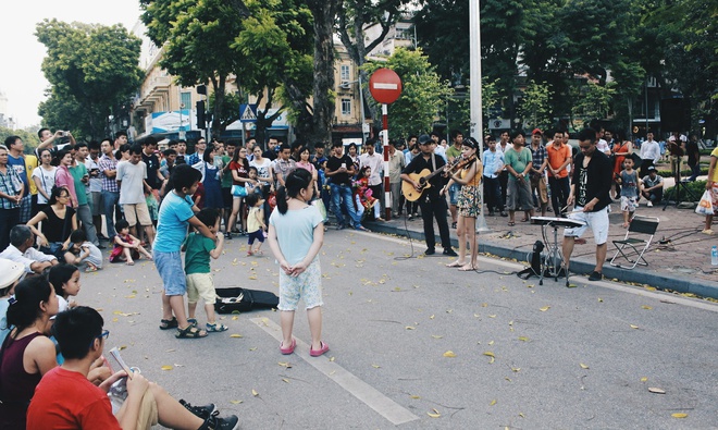 Cuối tuần Hà Nội nắng nóng đỉnh điểm, phố đi bộ vắng hoe như mùng 1 Tết - Ảnh 1.