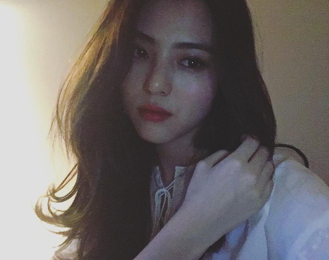 Vẻ ngo&agrave;i vừa ngọt ng&agrave;o, vừa c&aacute; t&iacute;nh của c&ocirc; bạn H&agrave;n Quốc từng g&oacute;p mặt trong MV Tell Me What To Do (SHINee) - Ảnh 14.