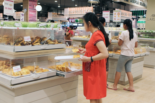 Clip: V&ocirc; tư bốc b&aacute;nh, nếm b&aacute;nh bằng tay trong si&ecirc;u thị - chuyện buồn về &yacute; thức mua h&agrave;ng của người Việt - Ảnh 7.