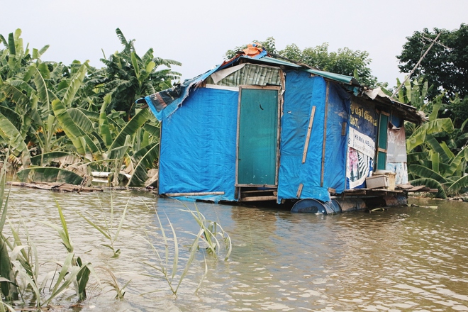 Bãi giữa sông Hồng biến thành ốc đảo sau những ngày mưa lớn, cuộc sống của người dân bị đảo lộn - Ảnh 3.