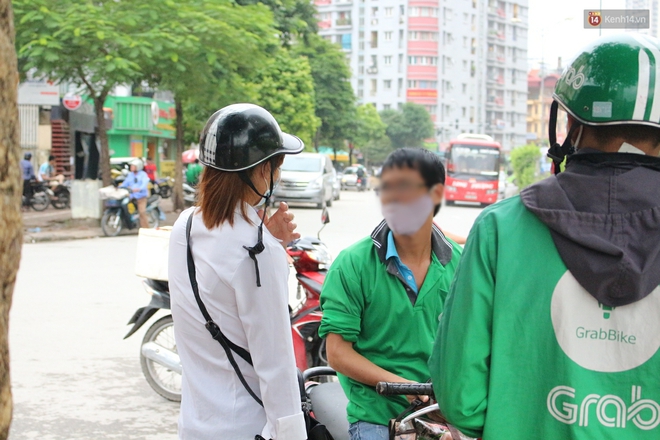 Bát nháo cảnh hàng chục tài xế xe ôm mặc áo giả GrabBike bắt khách ngay bến xe Mỹ Đình - Ảnh 4.