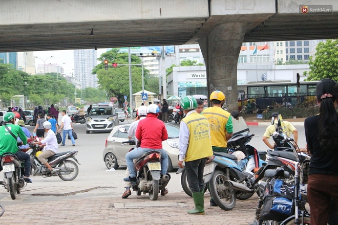 B&aacute;t nh&aacute;o cảnh h&agrave;ng chục t&agrave;i xế xe &ocirc;m mặc &aacute;o giả GrabBike bắt kh&aacute;ch ngay bến xe Mỹ Đ&igrave;nh - Ảnh 2.