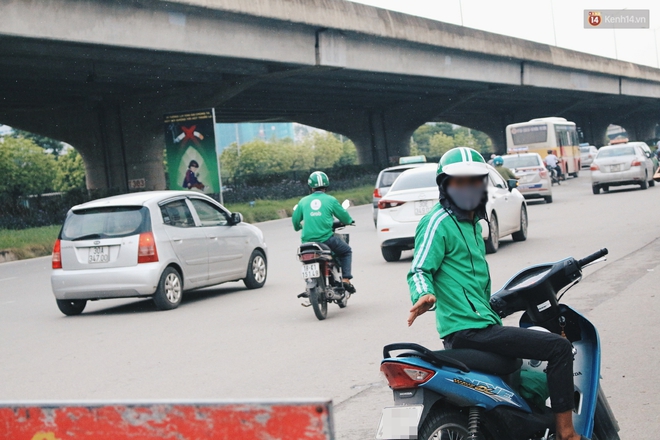 Bát nháo cảnh hàng chục tài xế xe ôm mặc áo giả GrabBike bắt khách ngay bến xe Mỹ Đình - Ảnh 1.