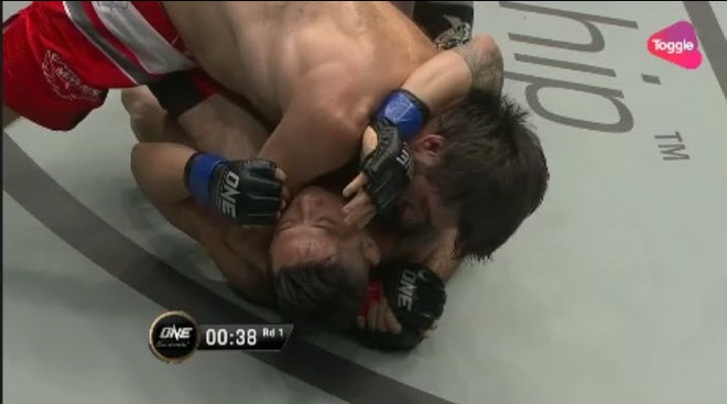 V&otilde; sĩ gốc Việt chiến thắng ngoạn mục, gi&agrave;nh đai v&ocirc; địch ONE Championship - Ảnh 3.