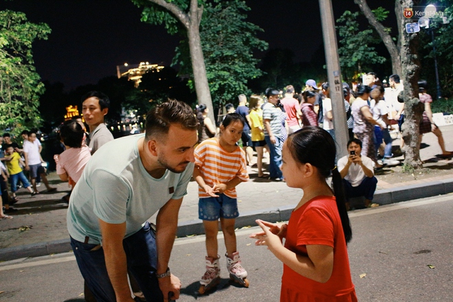 Gặp bé gái gây sốt bởi clip dạy tiếng Việt cho khách nước ngoài ở phố đi bộ Hồ Gươm - Ảnh 8.