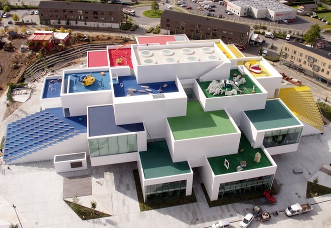 Ghé thăm căn nhà đồ chơi LEGO chóe lọe ngoài đời thực - Ảnh 1.