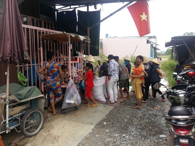 Người cha c&oacute; 2 con bại n&atilde;o bất ngờ ph&aacute;t gạo từ thiện cho người d&acirc;n ngh&egrave;o ở xung quanh - Ảnh 4.