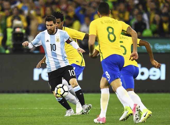 Messi chơi mờ nhạt, Argentina thắng may mắn Brazil - Ảnh 5.