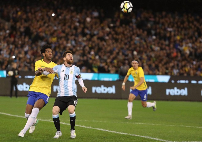 Messi chơi mờ nhạt, Argentina thắng may mắn Brazil - Ảnh 3.