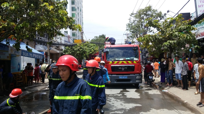 TP. HCM: Thợ hàn bất cẩn, 3 cửa hàng cháy ngùn ngụt giữa trưa - Ảnh 2.