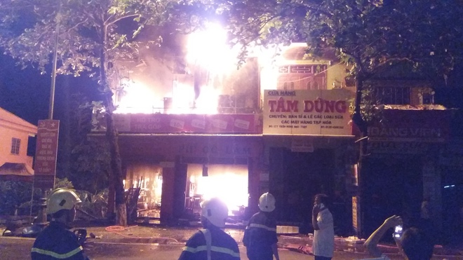 Cháy lớn trong đêm tại cửa hàng điện nước ở thị xã Quảng Trị - Ảnh 2.