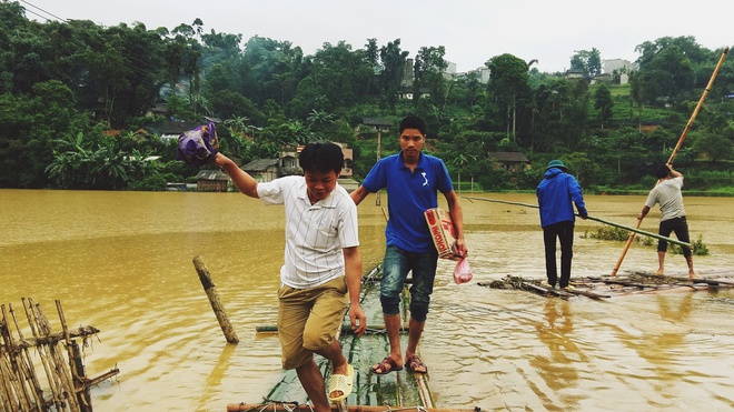 L&agrave;o Cai: Mưa lớn c&ocirc; lập ho&agrave;n to&agrave;n 150 hộ d&acirc;n ở Mường Khương, b&agrave; con chế b&egrave; vượt lũ - Ảnh 8.