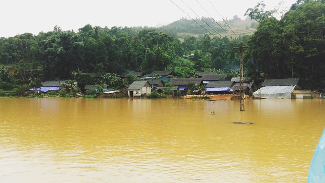 L&agrave;o Cai: Mưa lớn c&ocirc; lập ho&agrave;n to&agrave;n 150 hộ d&acirc;n ở Mường Khương, b&agrave; con chế b&egrave; vượt lũ - Ảnh 1.