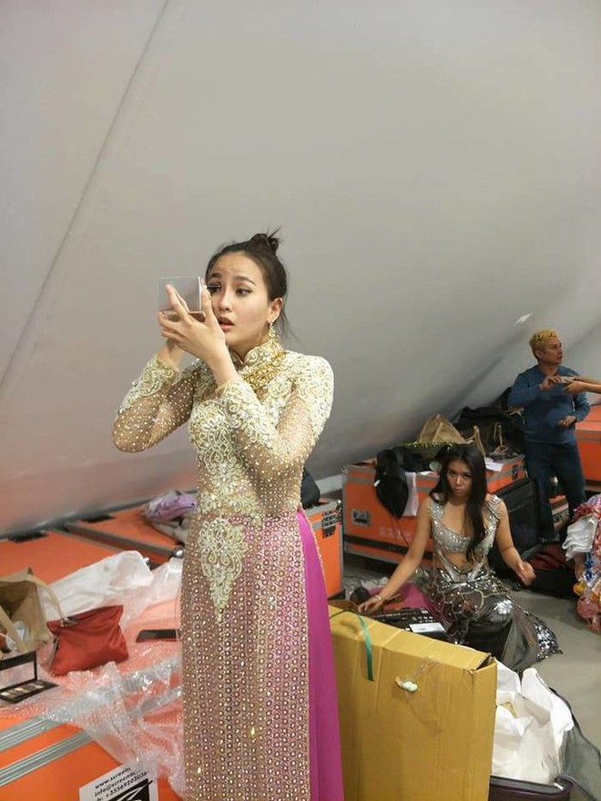 Hình ảnh thú vị: Tân Hoa hậu Hoàn cầu 2017 Khánh Ngân tự mình trang điểm trong hậu trường - Ảnh 1.