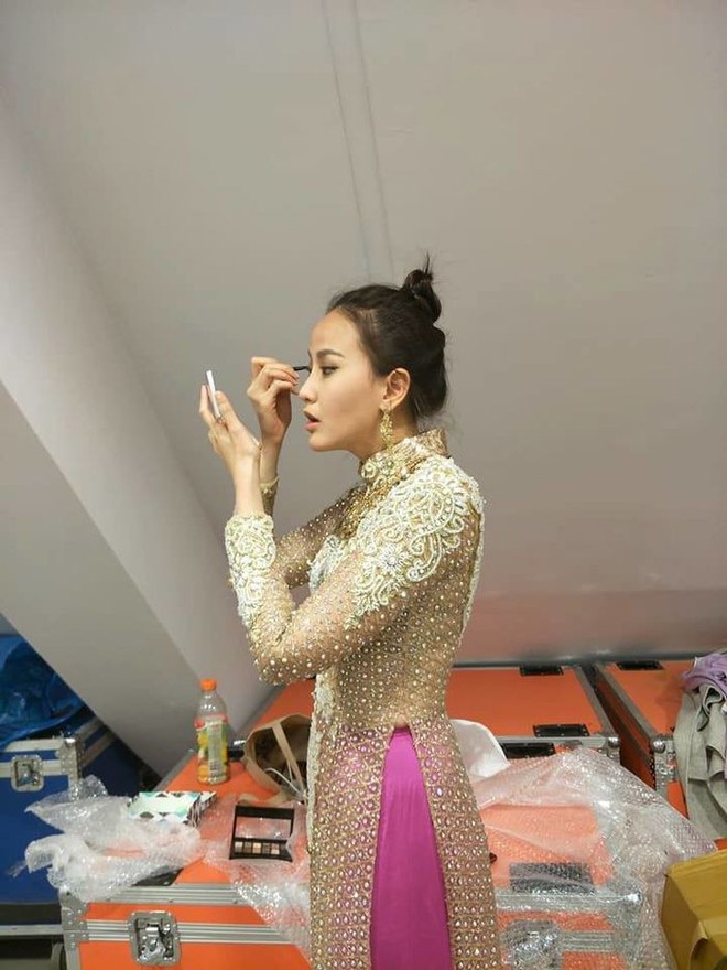 Hình ảnh thú vị: Tân Hoa hậu Hoàn cầu 2017 Khánh Ngân tự mình trang điểm trong hậu trường - Ảnh 2.