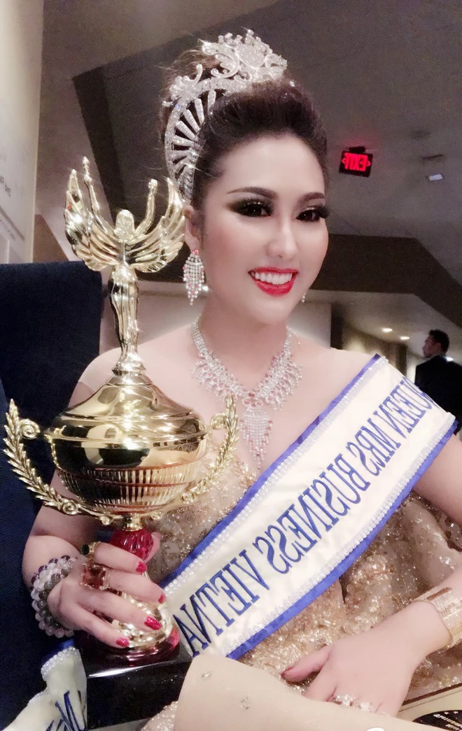 Sau cuộc đại trùng tu nhan sắc, Phi Thanh Vân đăng quang Hoa hậu Doanh nhân Thế giới người Việt 2017 - Ảnh 2.