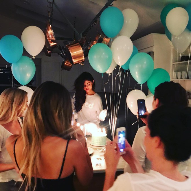 Selena diện &aacute;o kho&eacute;t s&acirc;u khoe v&ograve;ng 1 b&ecirc;n The Weeknd, Justin lại hẹn h&ograve; với người đẹp mới - Ảnh 6.