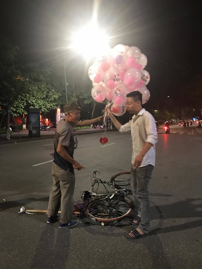 Ch&aacute;n nản v&igrave; b&aacute;n ế, cụ gi&agrave; kh&ocirc;ng ngờ lại được ch&agrave;ng trai mua hết tất cả số b&oacute;ng bay c&ograve;n lại - Ảnh 5.
